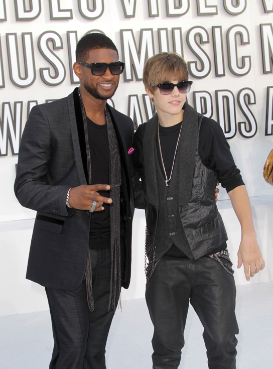Singers Usher (L) and Justin Bieber arrive at the 2010 MTV Video Music Awards at NOKIA Theatre L.A. LIVE on September 12, 2010 in Los Angeles, California.